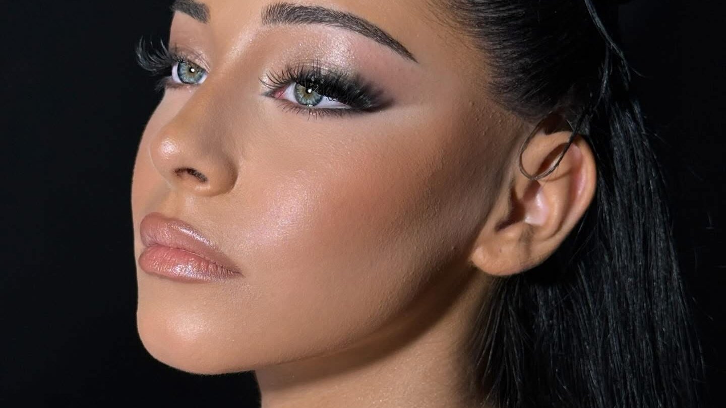 უნაკლო მაკიაჟი ჩვენი პროფესიონალური ფუნჯების დახმარებით